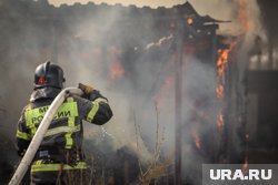 В Нижневартовске горит склад рядом с магазином смазочных материалов: фото, видео