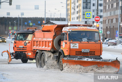 Из проблемного района Екатеринбурга вывезли снежные кучи после новостей URA.RU. Фото, видео