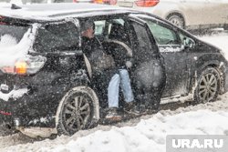 Жительнице ХМАО принесли извинения за водителя, удерживавшего ребенка в такси