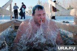 Застрявшие машины и ныряние в ледяную воду для здоровья: как курганцы отмечают Крещение. Фото, видео