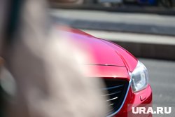 В Сургуте хулиган прокатился на капоте машины и станцевал лезгинку. Видео
