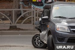 В Екатеринбурге пьяный водитель потерял управление и влетел в отбойник. Фото