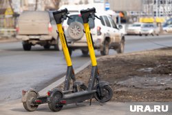 В Екатеринбурге машина сбила девушку на самокате, пострадавшую не удалось спасти. Видео