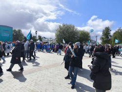 В Тобольске сотни людей вышли на парад, несмотря на снег и дождь. Видео
