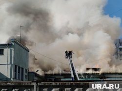 «Дым валит в соседние дома, тяжело дышать»: что происходит на месте пожара в ТЦ «Пионер»