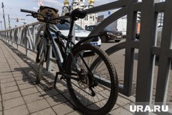 В Первоуральске велосипедист влетел в машину, после чего набросился на водителя. Видео