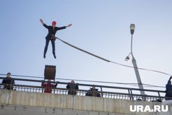 Девушка попала в больницу после прыжка с парашютной вышки в Екатеринбурге
