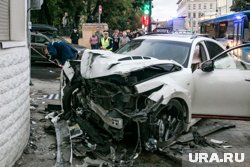 Автомобиль врезался в ТЦ в Краснодаре, два человека ранены