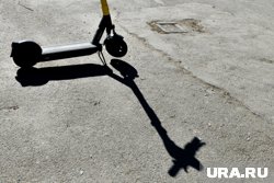Пьяный челябинец уронил дочь, катаясь на электросамокате. Видео