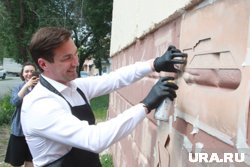 Мэр Челябинска нарисовал на стене дома мурал. Фото